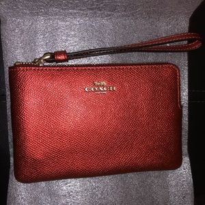 Coach corner zip wristlet (metallic clay)